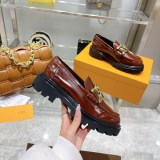 大人気！TODS 偽物 レディース ローファー レザー ロゴ入りメタル toh92885