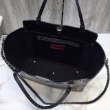 日本未入荷★ヴァレンティノ トートバッグ 偽物★ カーフスキン ミディアム ロックスタッドバッグ Vup50998