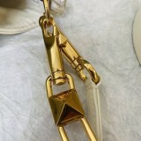 大人気！可愛い ヴァレンティノ スタッズサイン ショルダーバッグ コピー Vua88852