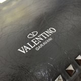日本未入荷★ヴァレンティノ トートバッグ 偽物★ カーフスキン ミディアム ロックスタッドバッグ Vup50998