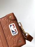 入手困難!ルイヴィトン NBAコラボ ソフトトランク 偽物 ショルダーバッグ M80549