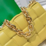 大人気！ボッテガヴェネタ ザチェーン カセット 偽物 レザー製クロスボディバッグ boa02082