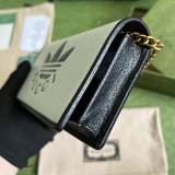 超希少！アディダス×グッチ コピー チェーン付き ウォレット ショルダーバッグ 621892UZ3BG6484