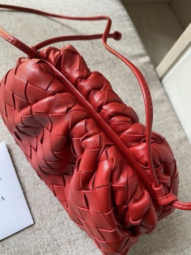 大人気！ボッテガヴェネタ コピー ミニ ザポーチ レザー製ミニクラッチバッグ bok61869