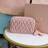 日本未入荷ミュウミュウ マトラッセ コピー レザー クロスボディバッグ myn89193