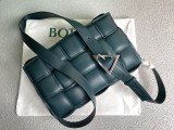 日本未入荷ボッテガヴェネタ パデッド カセット 偽物 レザー製クロスボディバッグ boa95690