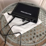 欲しい♡超限定♪バレンシアガ ネイビー ポシェット M 偽物 ショルダーバッグ クラッチ 339937AQ37N1000