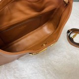 【人気商品】ヴァレンティノ スタッズサイン ショルダーバッグ 偽物 Vuw80750