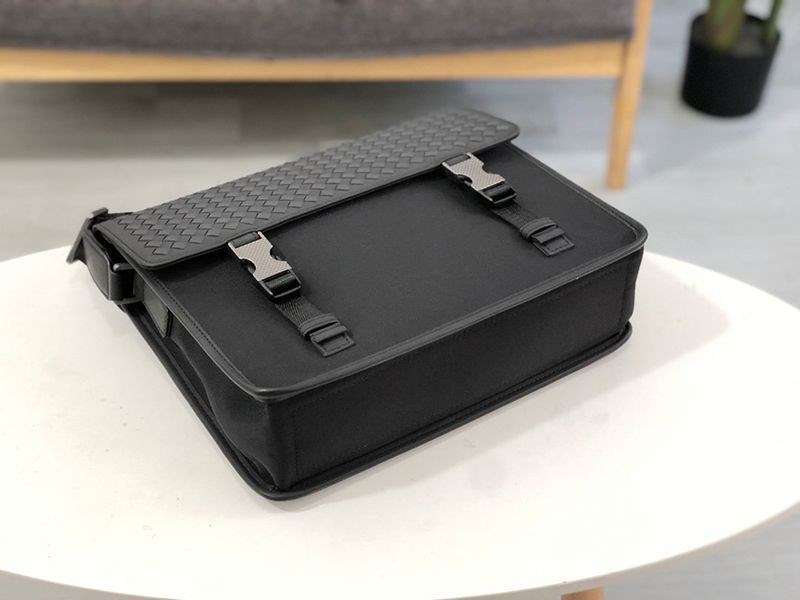 【日本未発売】ボッテガヴェネタ イントレチャートレザー 偽物 メッセンジャーバッグ bou22560