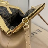 目を惹くカラーフェンディ ファースト コピー レザー バッグ fer55501