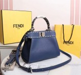 入手困難フェンディ 偽物 ピーカブー ミニ フルグレインレザー バッグ feq31832