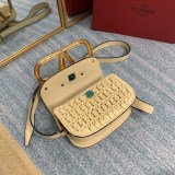 ヴァレンティノ VEE レザー クロスボディバッグ偽物 ショルダーバッグVua95646