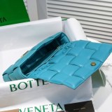 超話題!ボッテガヴェネタ 偽物 ザチェーン カセット レザー製クロスボディバッグ bog61130