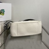 ブティック♪プラダ 偽物 メタルレターロゴ レザーホーボーバッグ pua14370