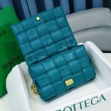 春もの新作ボッテガヴェネタ ザチェーン カセット 偽物 レザー製クロスボディバッグ bop15678