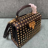 新作 ヴァレンティノ カーフレザー スタッズ バッグ 偽物 Vuk36521