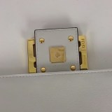 送料込フェンディ バゲット 偽物 FF エンボス バゲット レザーバッグ feu53381