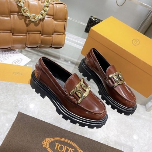 大人気！TODS 偽物 レディース ローファー レザー ロゴ入りメタル toh92885