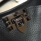 入手困難★ヴァレンティノ トートバッグ コピー★ カーフスキン ミディアム ロックスタッドバッグ Vun89155