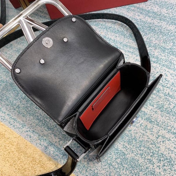 ☆超人気☆ヴァレンティノ ショルダーバッグ VEE レザー クロスボディバッグ Vul83278