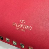 稀少★ヴァレンティノ トートバッグ 偽物★ カーフスキン ミディアム ロックスタッドバッグ Vua63042