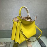 最安値挑戦フェンディ ピーカブー アイシーユー 偽物 ミディアム レザー バッグ feu63698