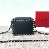最安値挑戦ヴァレンティノ ショルダーバッグ コピー ハンドバッグ★ロックスタッズ Vug27876