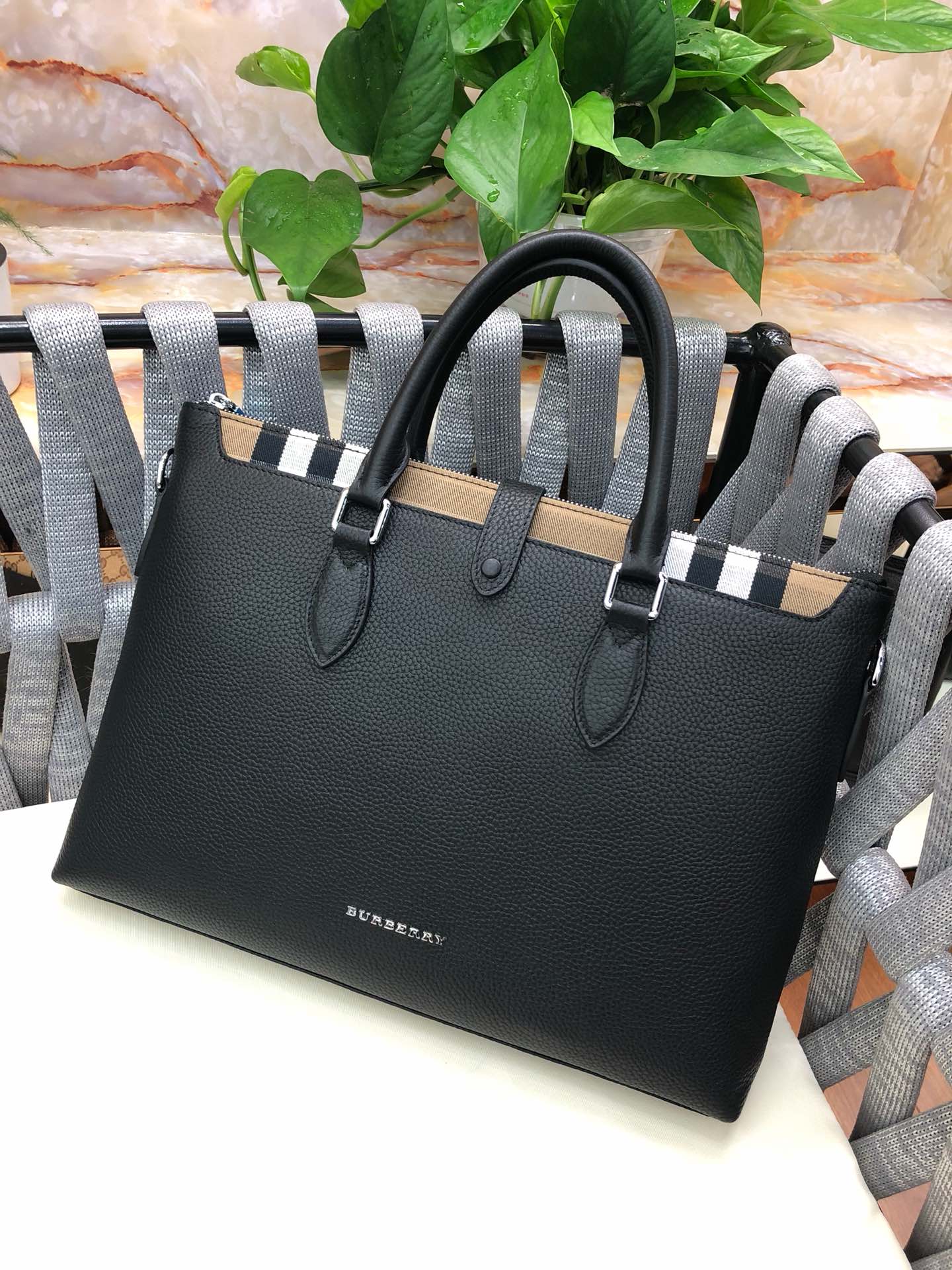 入手困難品！ バーバリー メンズ ブリーフケース 偽物