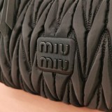 プレゼント最適 ミュウミュウ マテラッセ 偽物 Re-Nylon ホーボーバッグ myi51463
