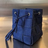 希少 ボッテガ ヴェネタ カセット スモールバケットバッグ 偽物 boq70589