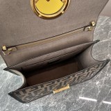 入手困難品！フェンディ FFロゴ 偽物 バッグ ショルダーバッグ fee69010