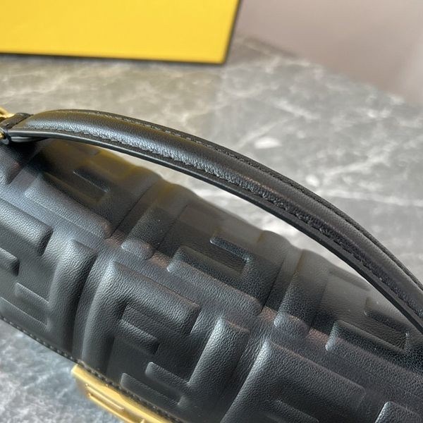 フェンディ ブラックレザー バゲット ラージ ショルダーバッグ 偽物 fei39176