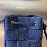 希少 ボッテガ ヴェネタ カセット スモールバケットバッグ 偽物 boq70589