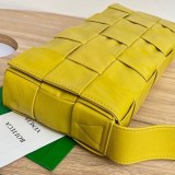 完売人気☆テガ ヴェネタ カセット クロスボディ バッグ 偽物 bow79011
