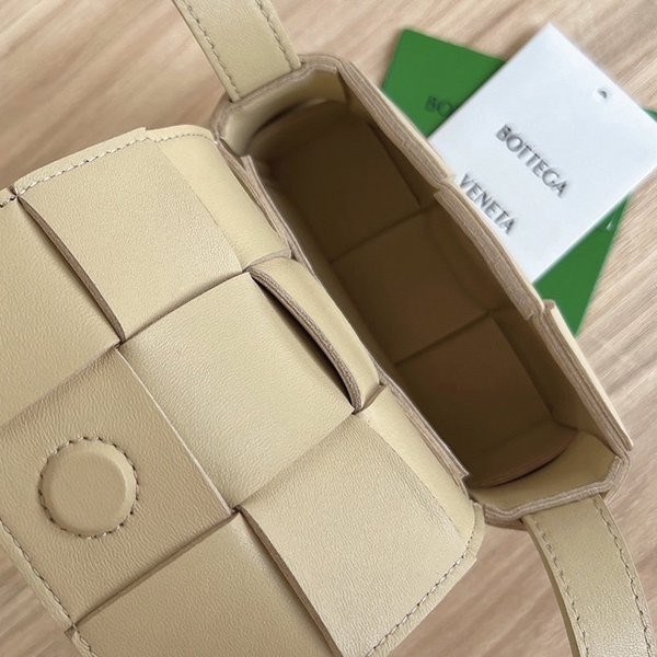 高品質ボッテガ ヴェネタ キャンディー カセット コピークロスボディミニバッグ bom59871