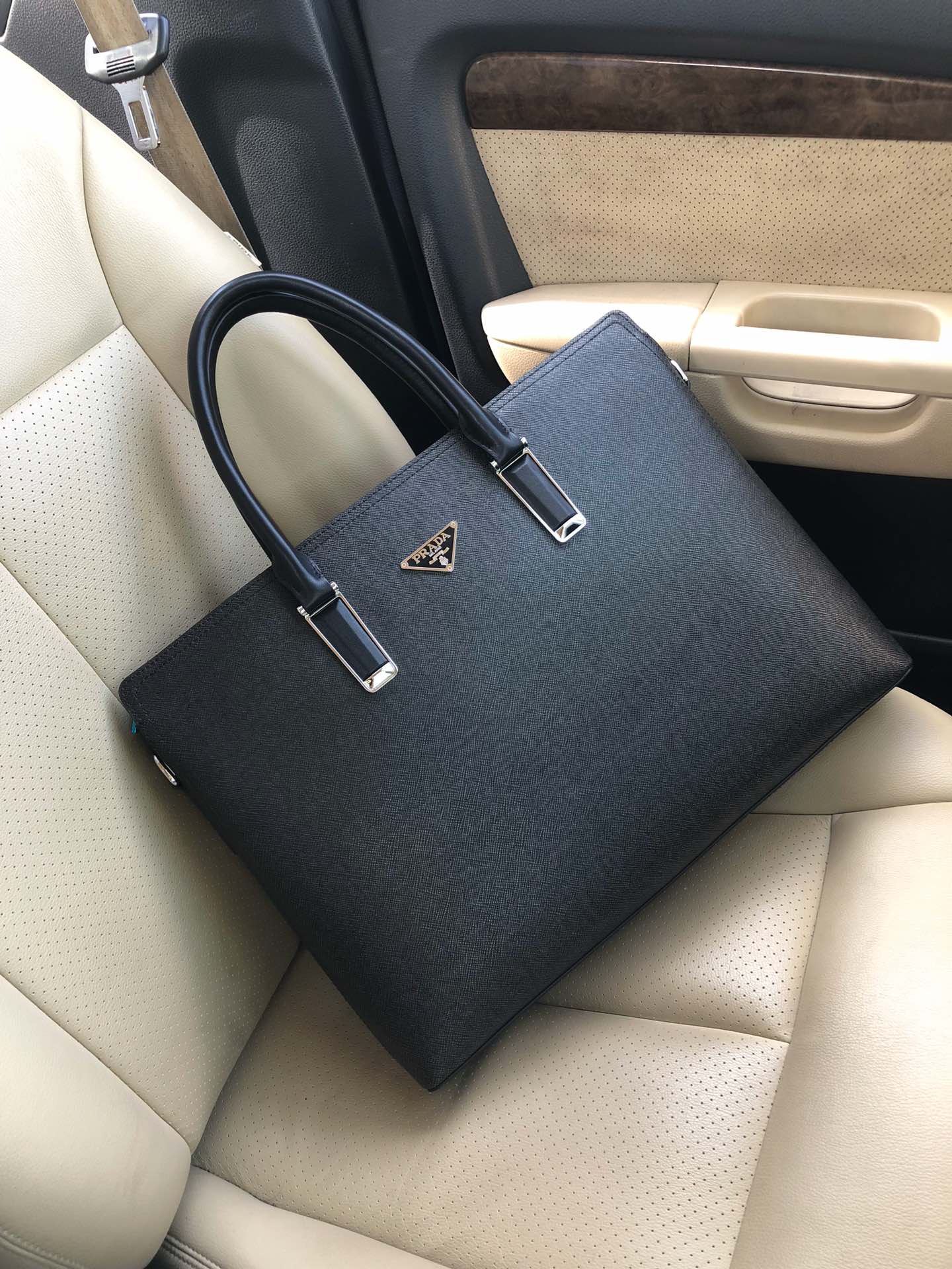 日本未入荷 プラダ メンズ ブリーフケース 偽物