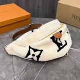 大人気！ルイヴィトン モノグラム テディ バムバッグ 偽物★もこもこ ボディバッグ M55425