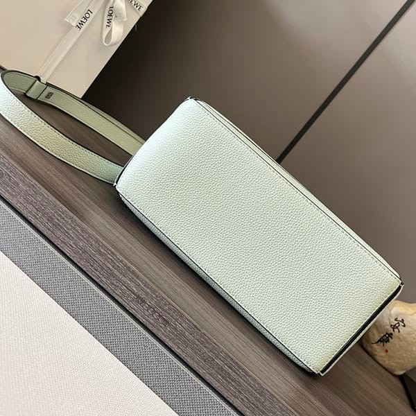 超話題!ロエべ サテンカーフ 偽物 パズルエッジ ショルダーバッグ スモール low35709