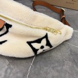 大人気！ルイヴィトン モノグラム テディ バムバッグ 偽物★もこもこ ボディバッグ M55425