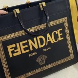 フェンディ×ヴェルサーチェ トートバッグ スーパーコピー 人気話題コラボ fej40875