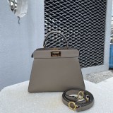 争奪戦フェンディ コピー ピーカブー アイシーユー スモール レザー バッグ fed25479