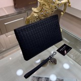 入手困難品！ボッテガヴェネタ メンズ クラッチバッグ 偽物