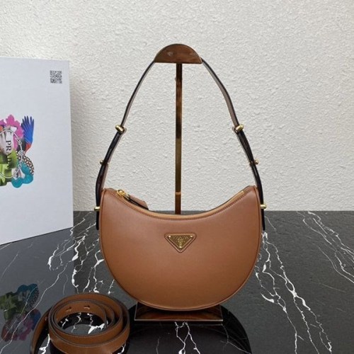追跡付 プラダ アーケ レザーショルダーバッグ コピー puf02546