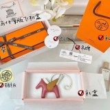 大人気!!新色【エルメス】 ペガサス ロデオ PM 偽物 バッグチャーム erb04044