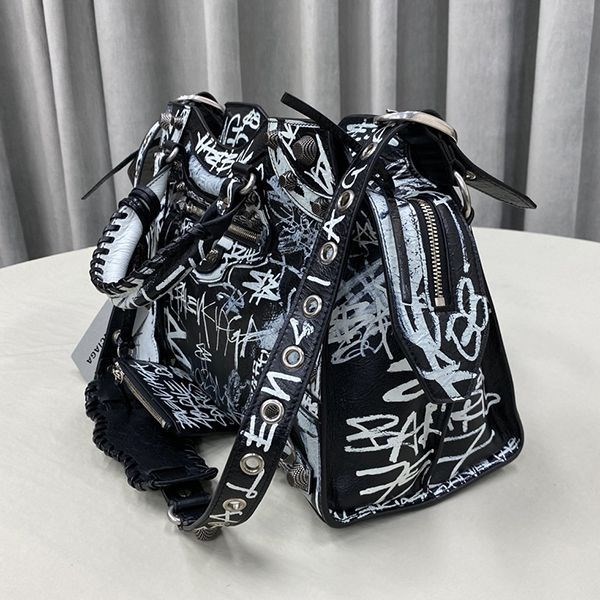 人気No1バレンシアガ スーパーコピー ショルダーバッグ ポシェット bak49472