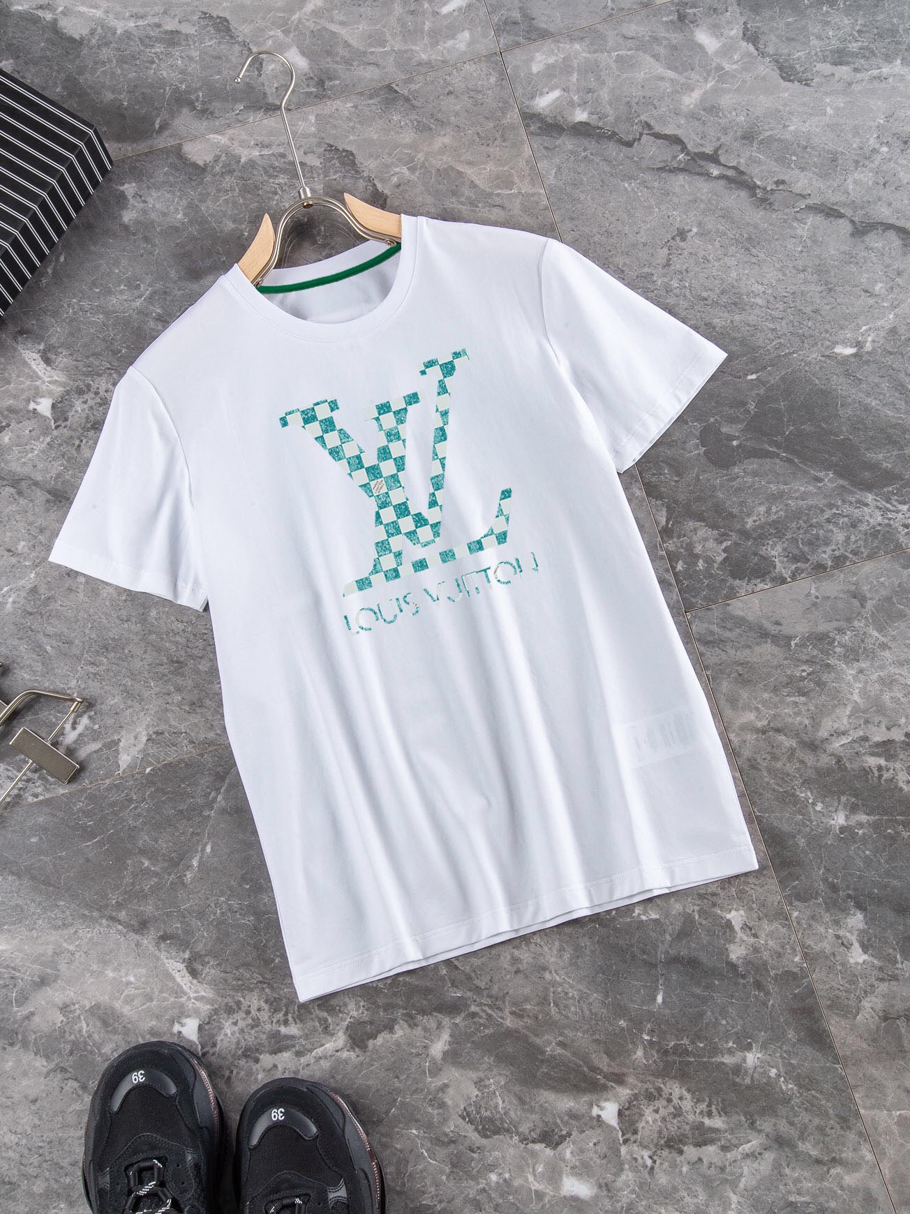 世界中で大人気♪ 2024 ルイヴィトン 新作 半袖Tシャツ スーパーコピー 2色