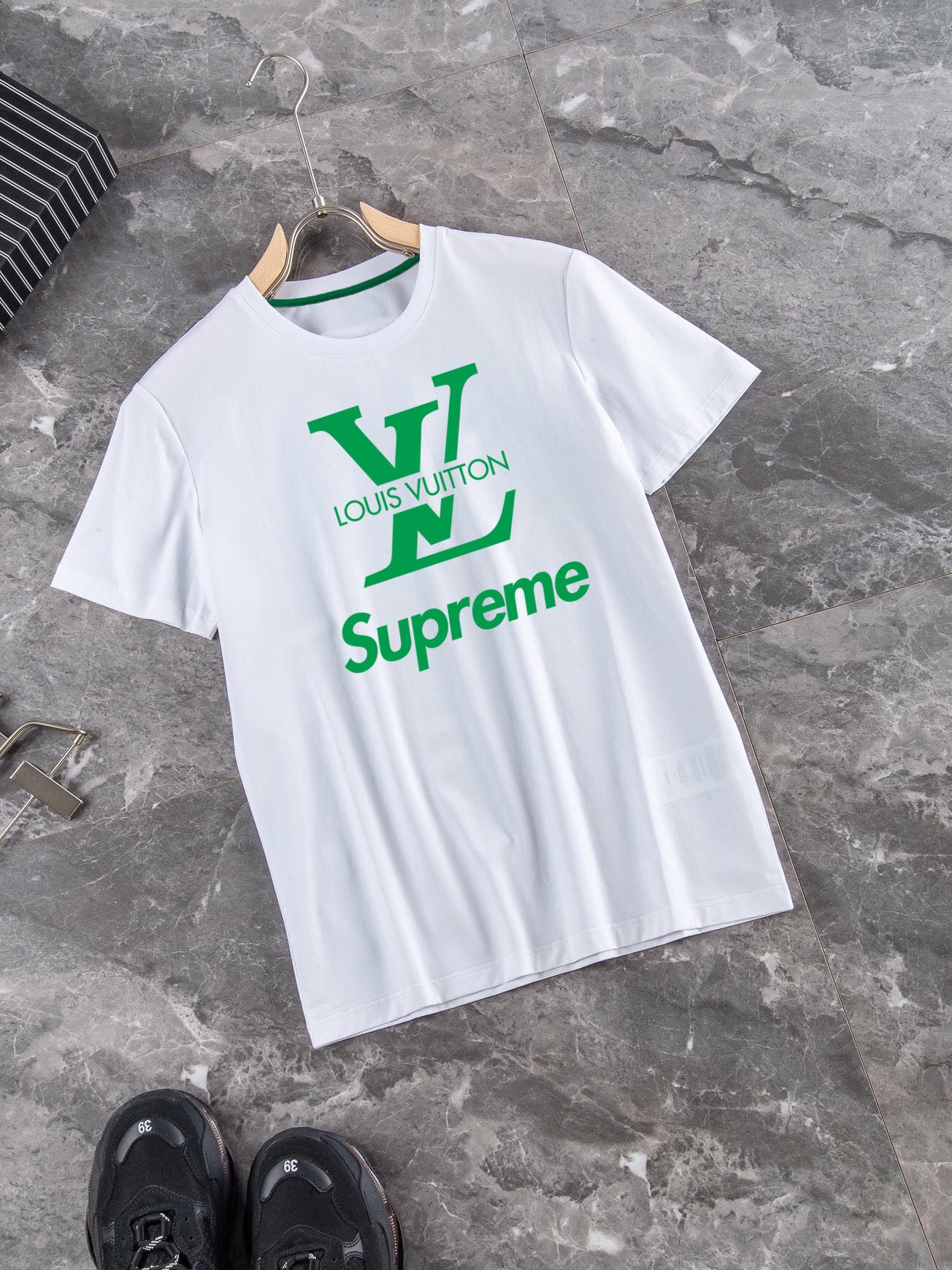 人気急上昇新作 2024 ルイヴィトン 新作 半袖Tシャツ 偽物 2色
