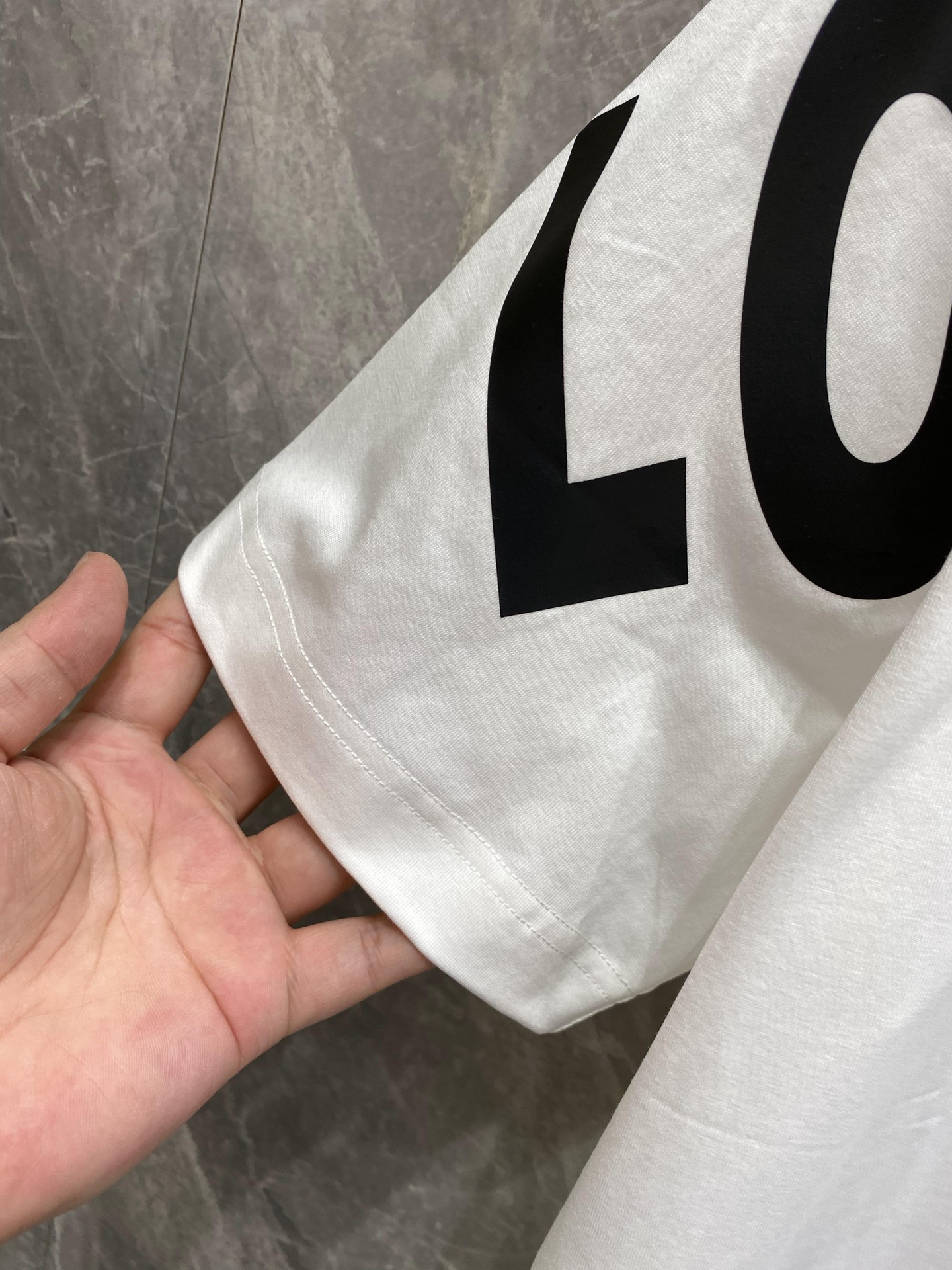 絶対欲しい！2024 ルイヴィトン 新作 半袖Tシャツ 偽物