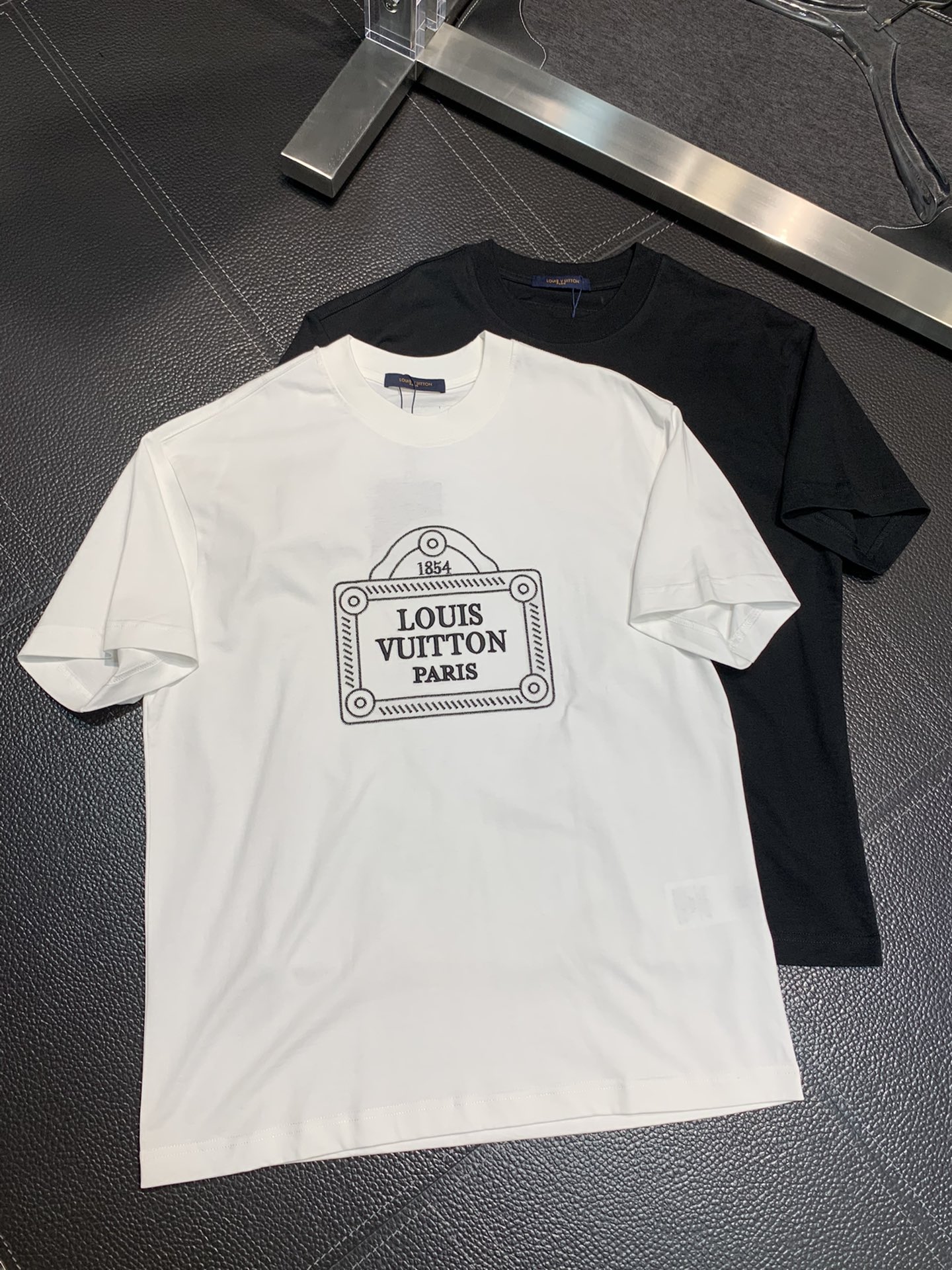 注目度抜群！2024 ルイヴィトン 新作 半袖Tシャツ コピー 2色