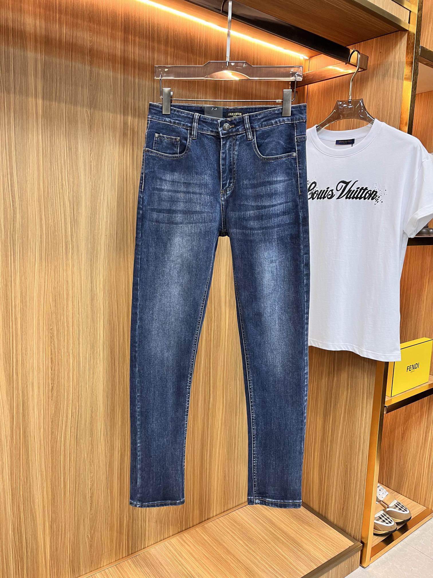 日本未入荷 2024 ルイヴィトン 新作 ジーンズ 偽物